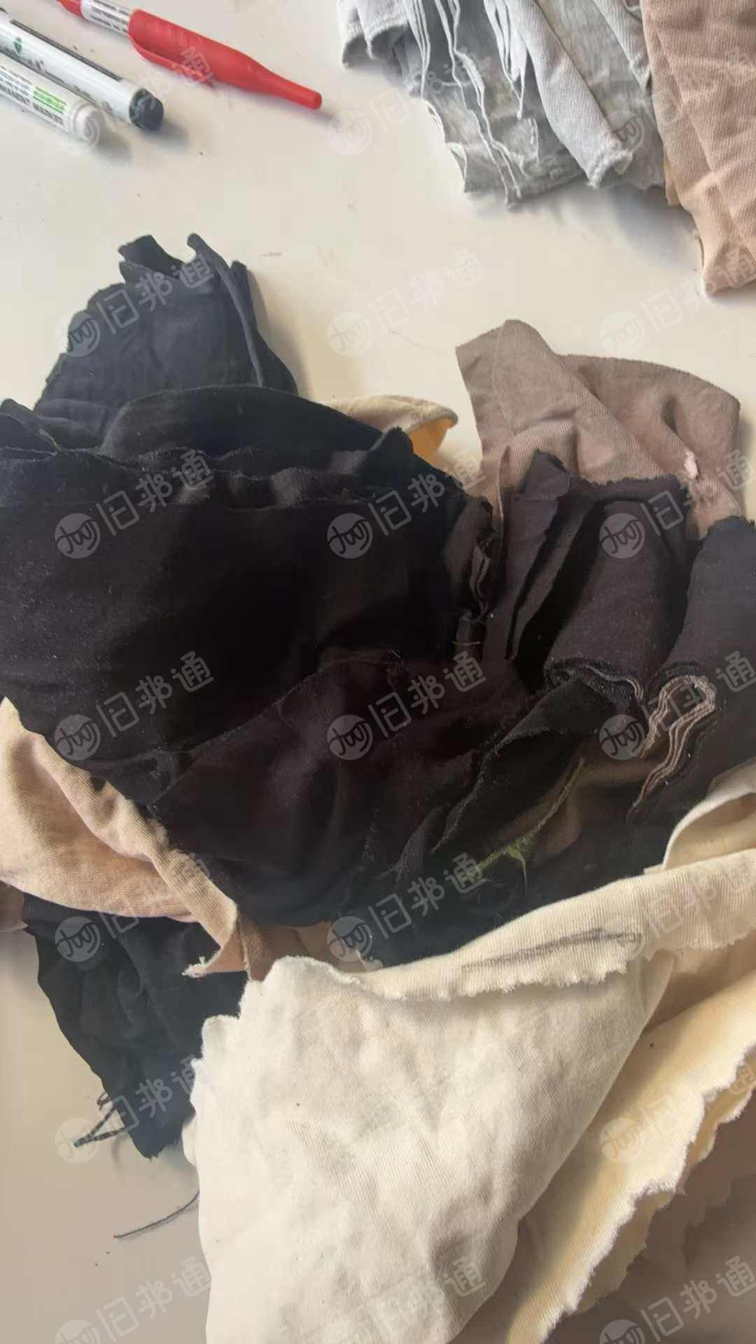 长期出售全棉废布人棉废布，服装厂下来的，白色和杂色各一半，每个月有30吨左右，货在江苏徐州