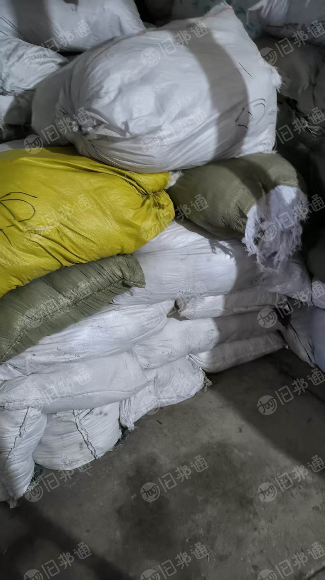 长期出售和漂白废布打包在一起的,漂白开花料,含棉85%左右,月供30-40吨,货在江苏常州