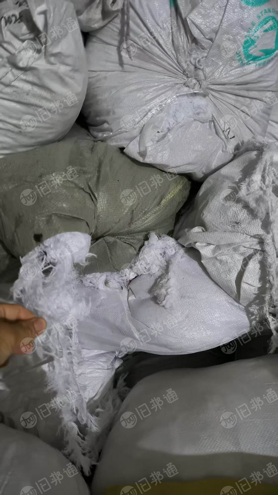 长期出售和漂白废布打包在一起的,漂白开花料,含棉85%左右,月供30-40吨,货在江苏常州