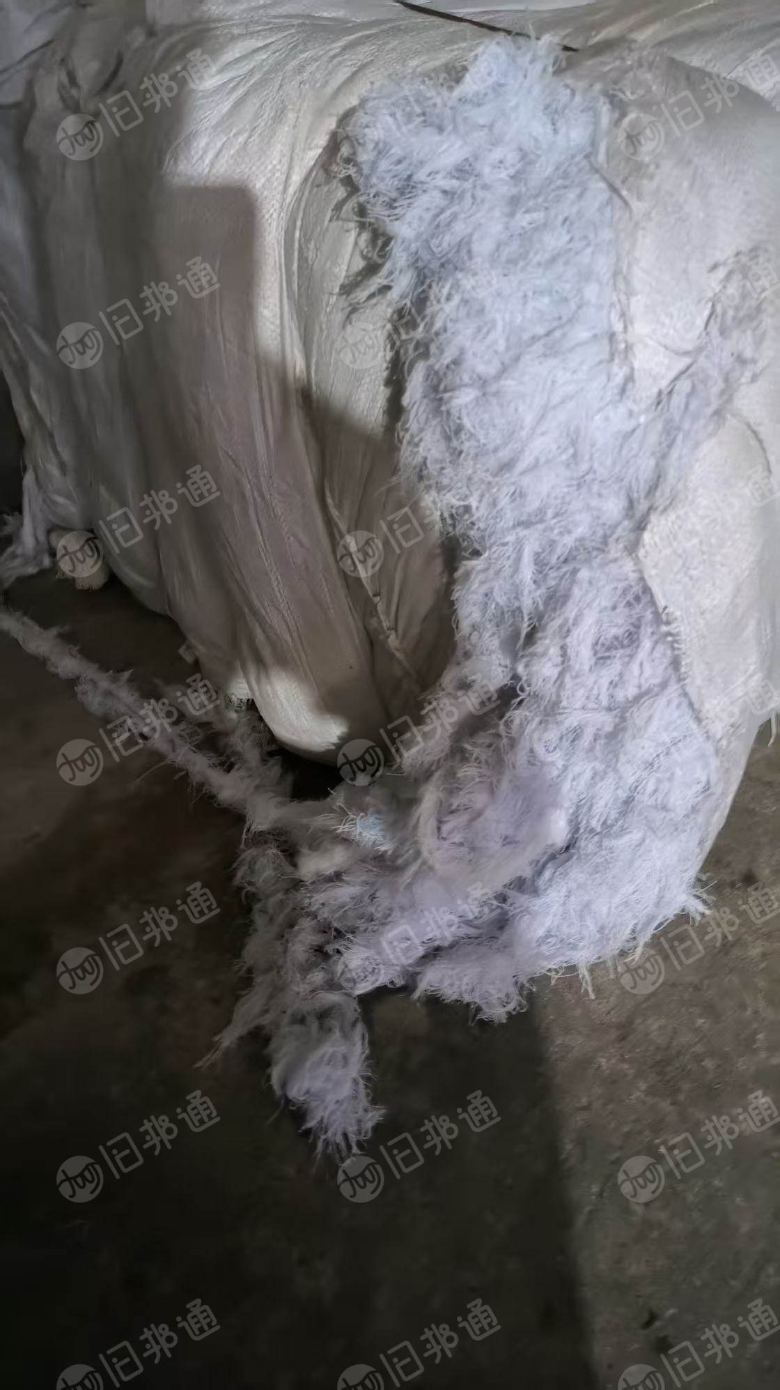 长期出售和漂白废布打包在一起的，漂白开花料，含棉85%左右，月供30-40吨，货在江苏常州