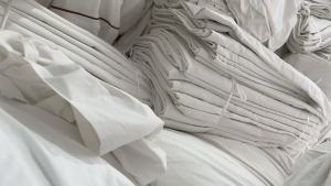 长期出售酒店布草酒店床单，纯棉的，现货十四五吨，货在贵州贵阳