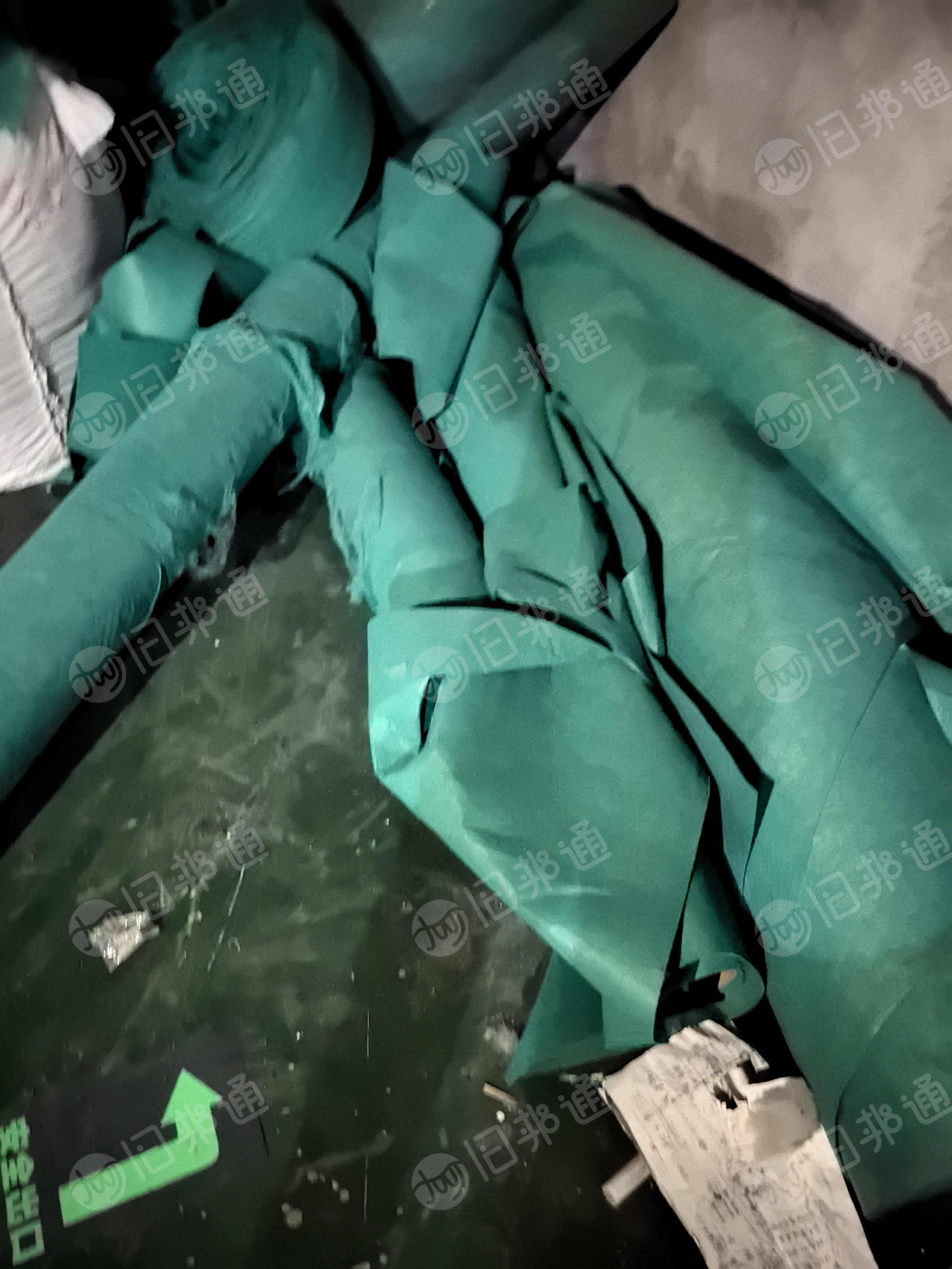 出售涤纶蓝色和绿色无纺布,无纺布废料,可以开花做针刺棉,现货有两吨左右,货在广东东莞