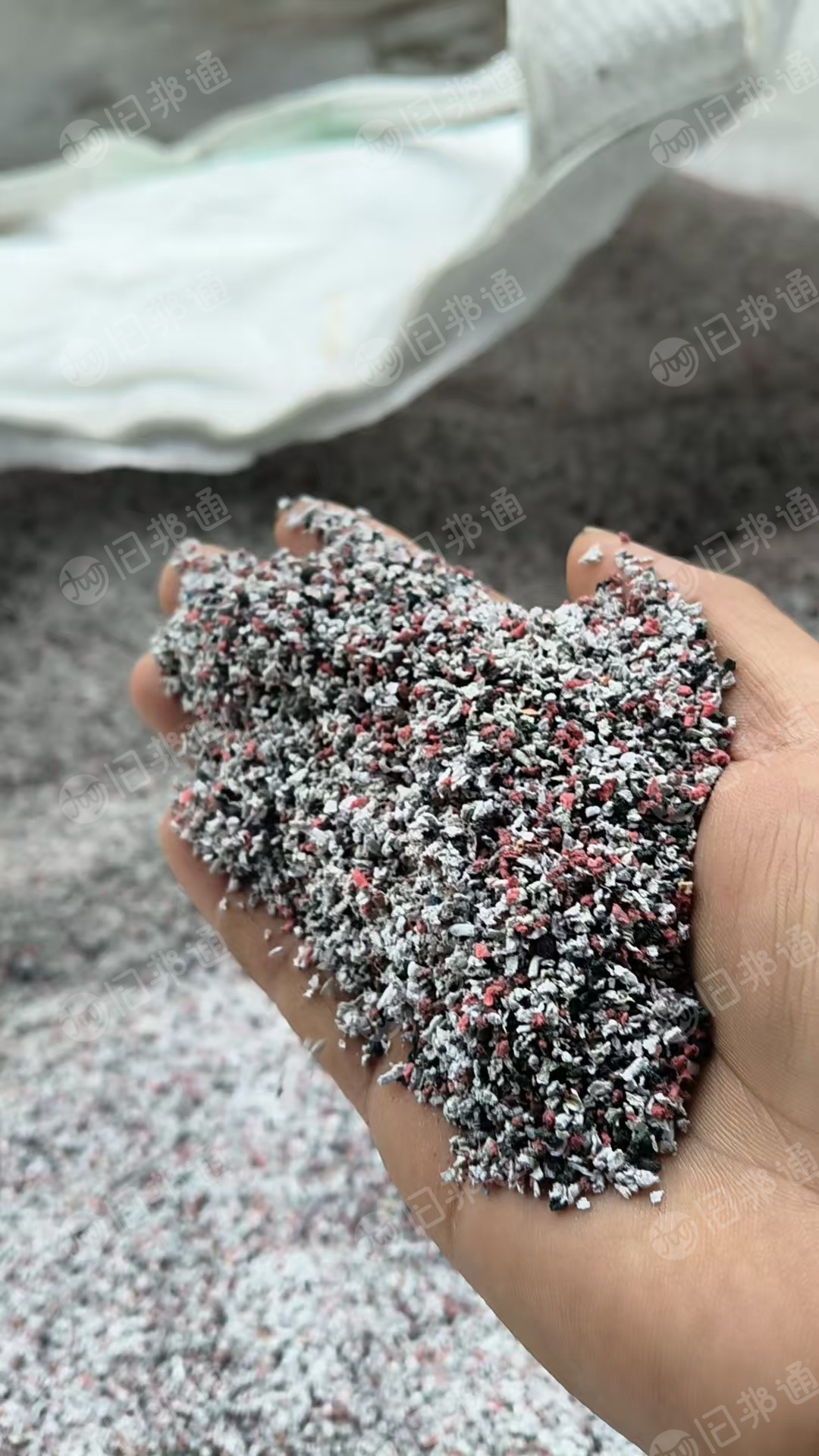 出售PVC电线皮破碎料，现货7吨左右