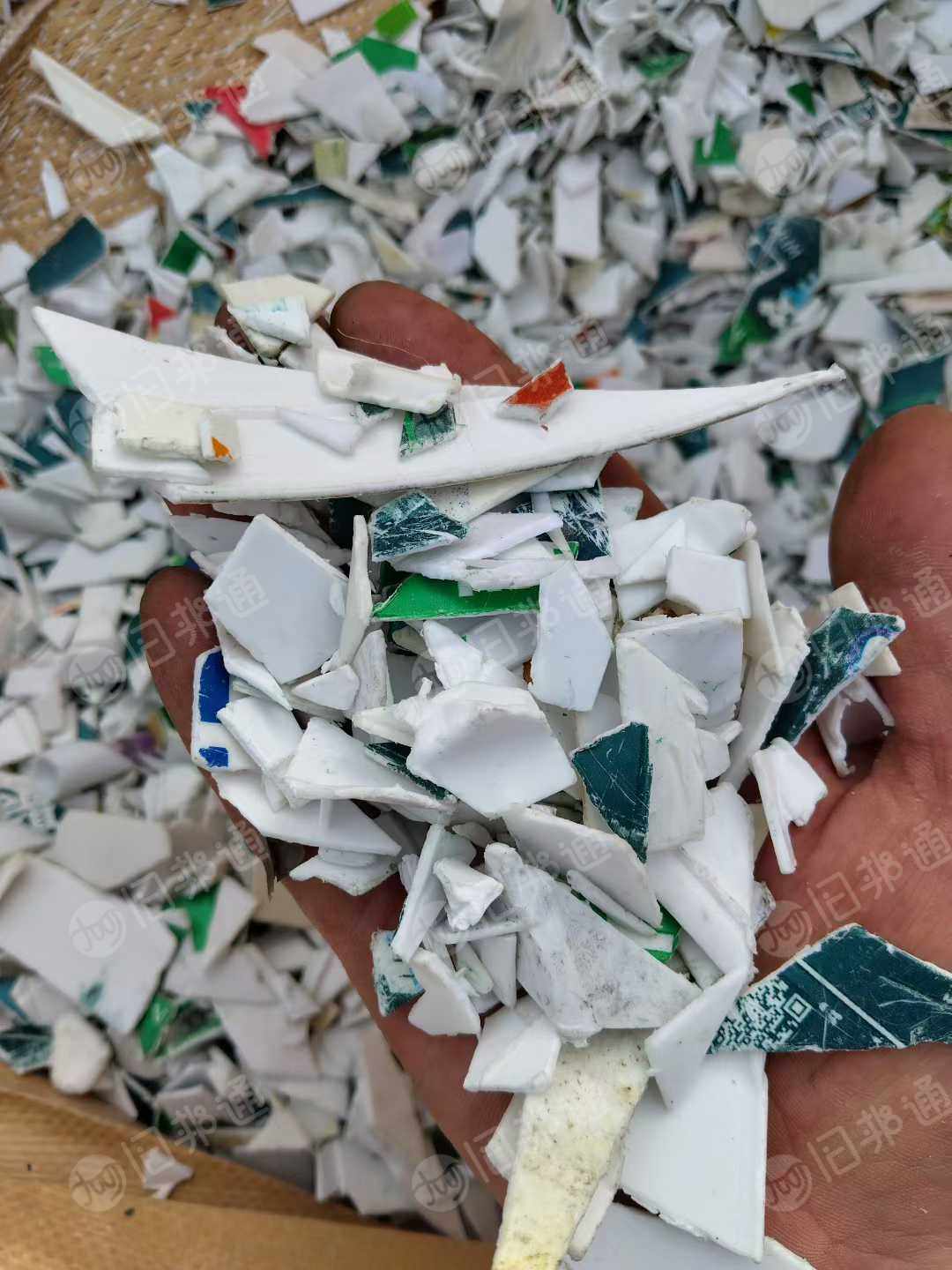 出售PP涂料桶破碎料，白桶，花桶都有