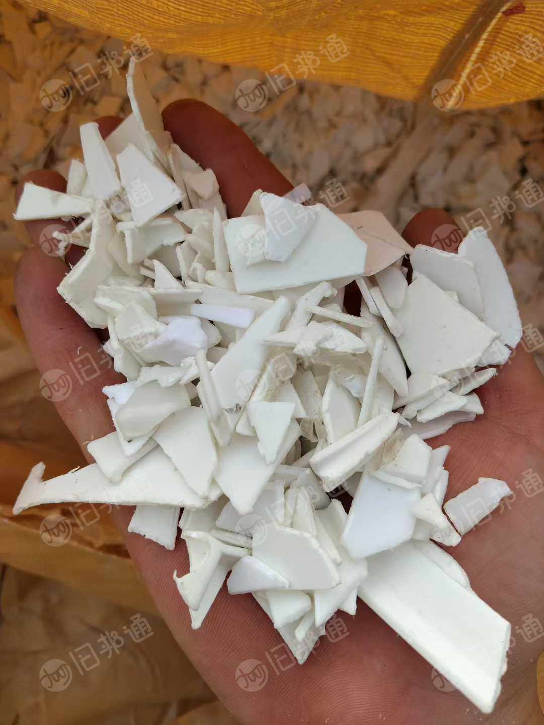 出售PP涂料桶破碎料，白桶，花桶都有