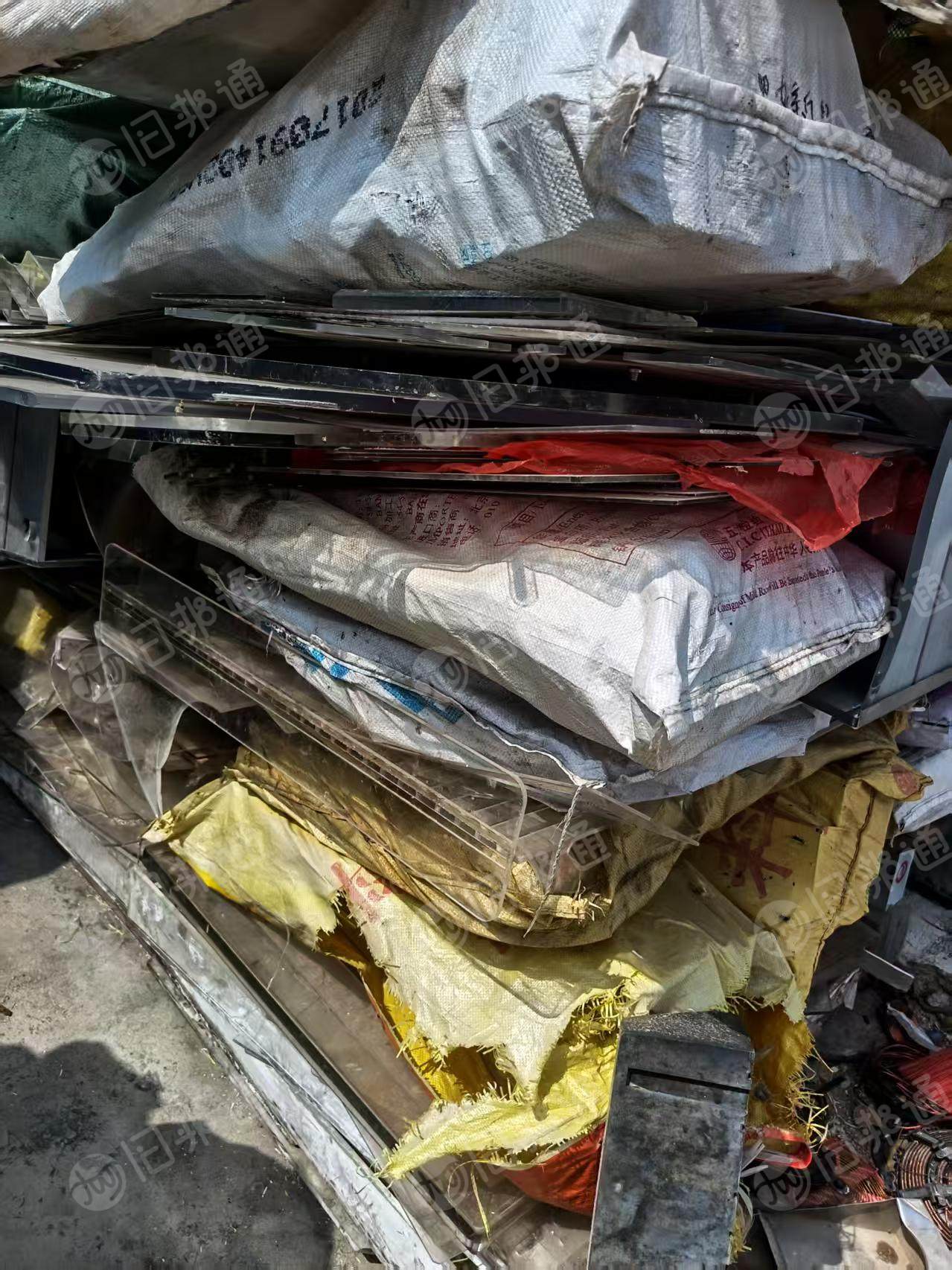 出售亚克力废料，透明和杂色分开，现货七八吨