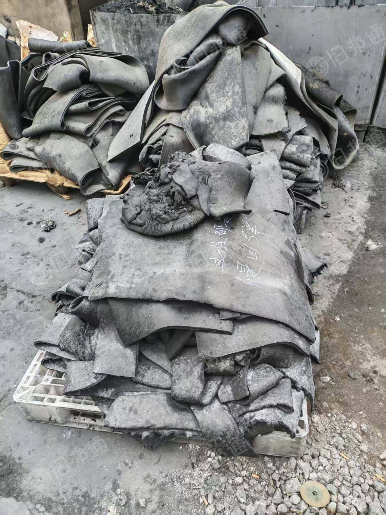 长期出售汽车上用的橡塑混合废料