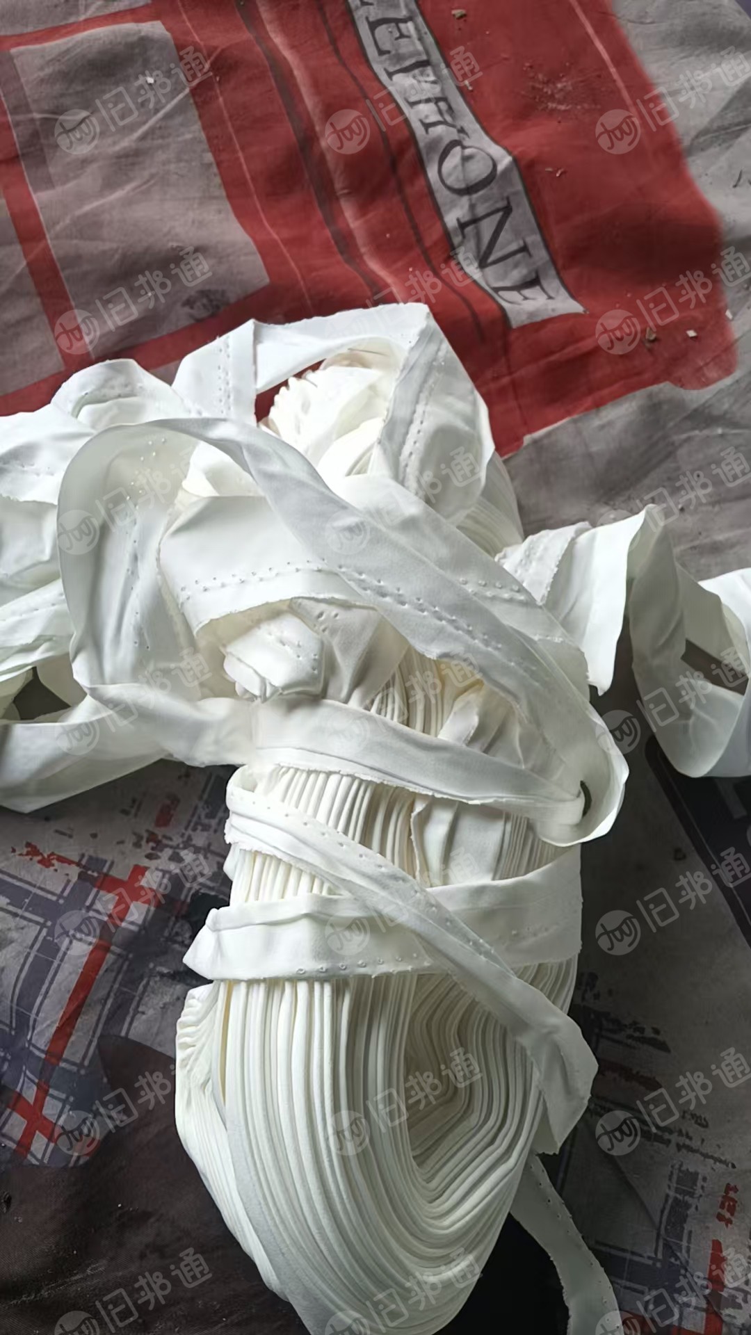 长期出售白色涤纶废布，涤锦布条，涤纶布条，可统货走，也可分拣开，有两指左右宽，现货五六吨