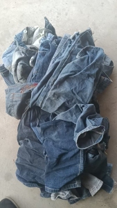 长期出售剪好拉链的牛仔裤，废牛仔，月供二三十吨