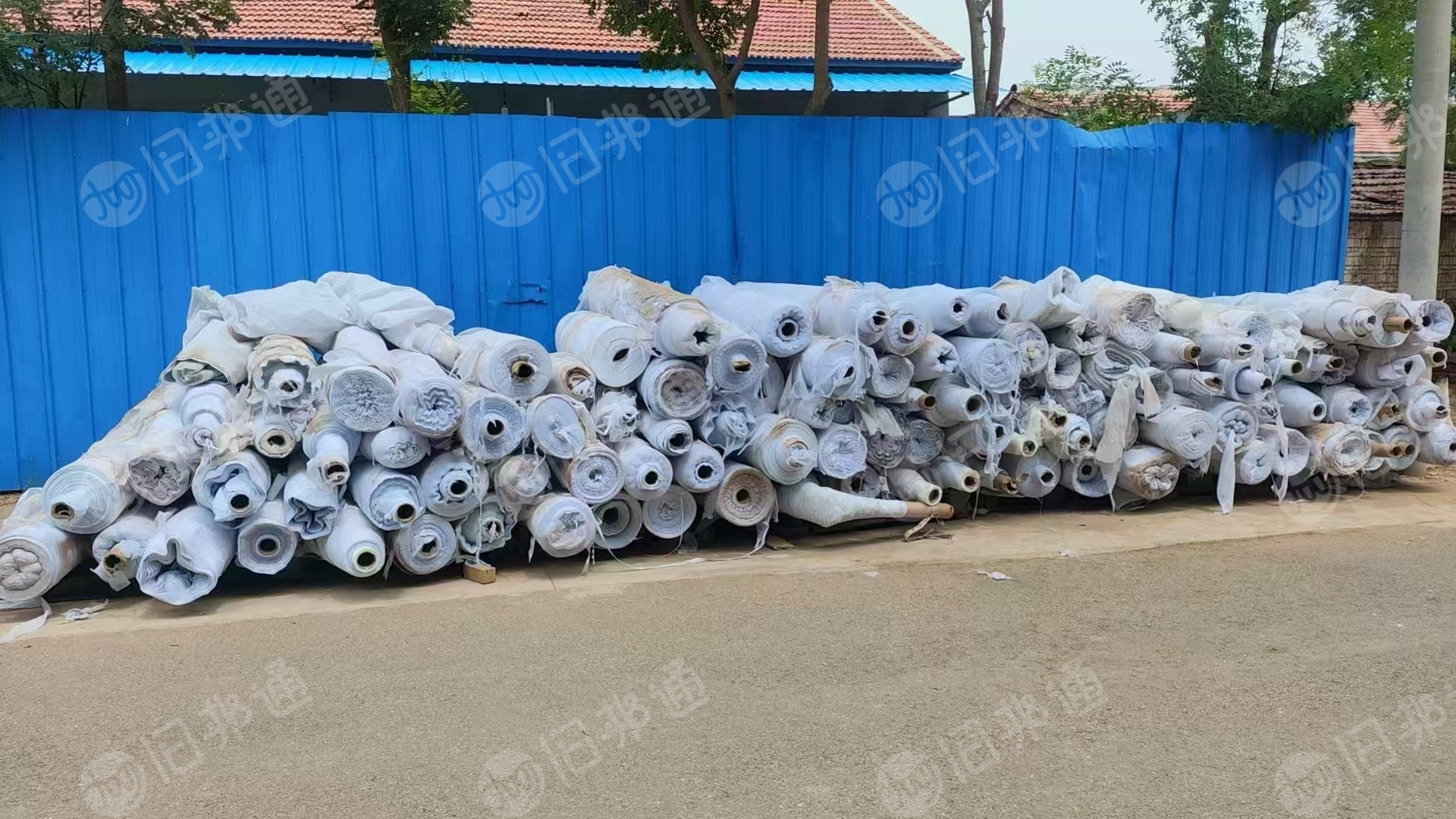 出售涤纶无纺布，无纺布废料，有点粉化，可以开花用，现货有4吨左右，货在山东滨州