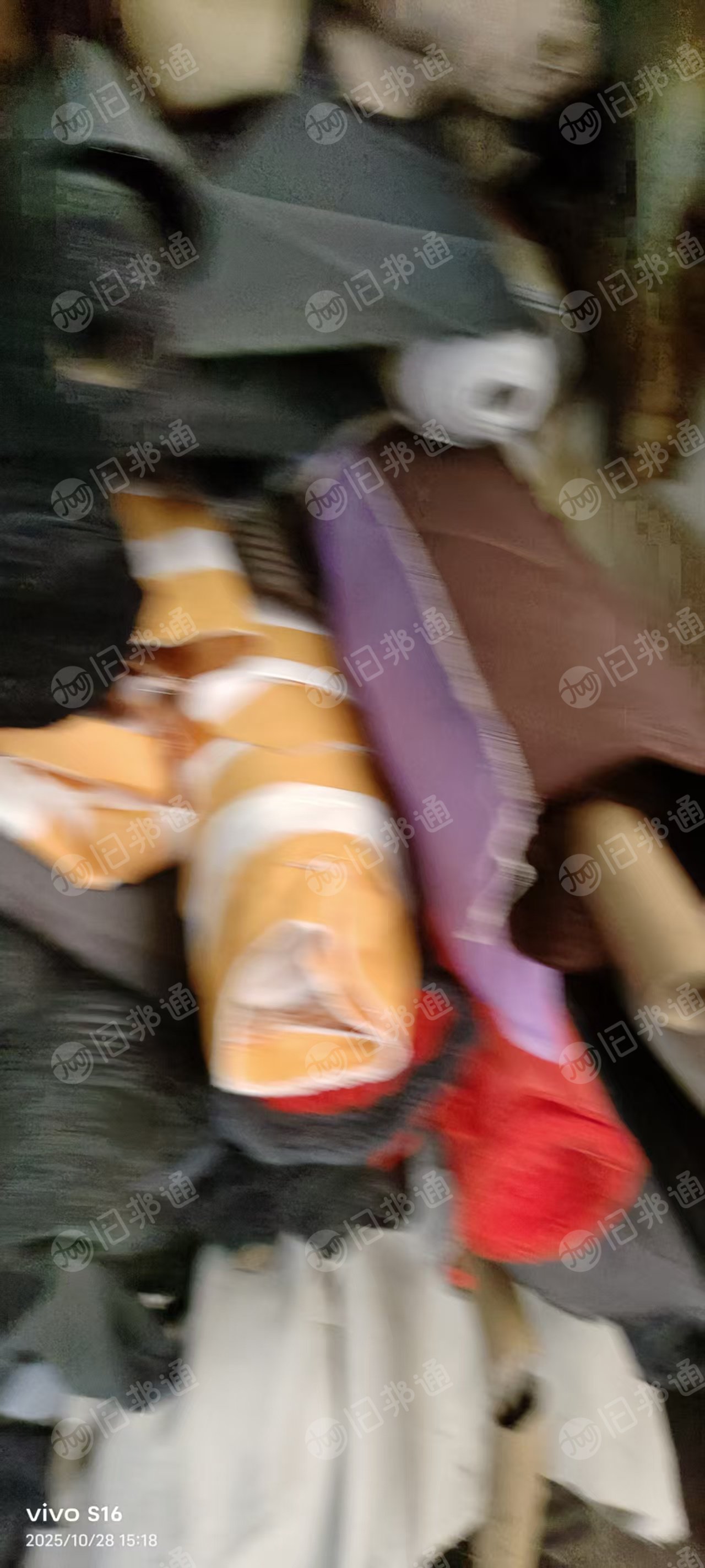 长期出售染厂下来的涤纶卷布，涤纶库存布，涤纶包覆纱做的，月供二三十吨