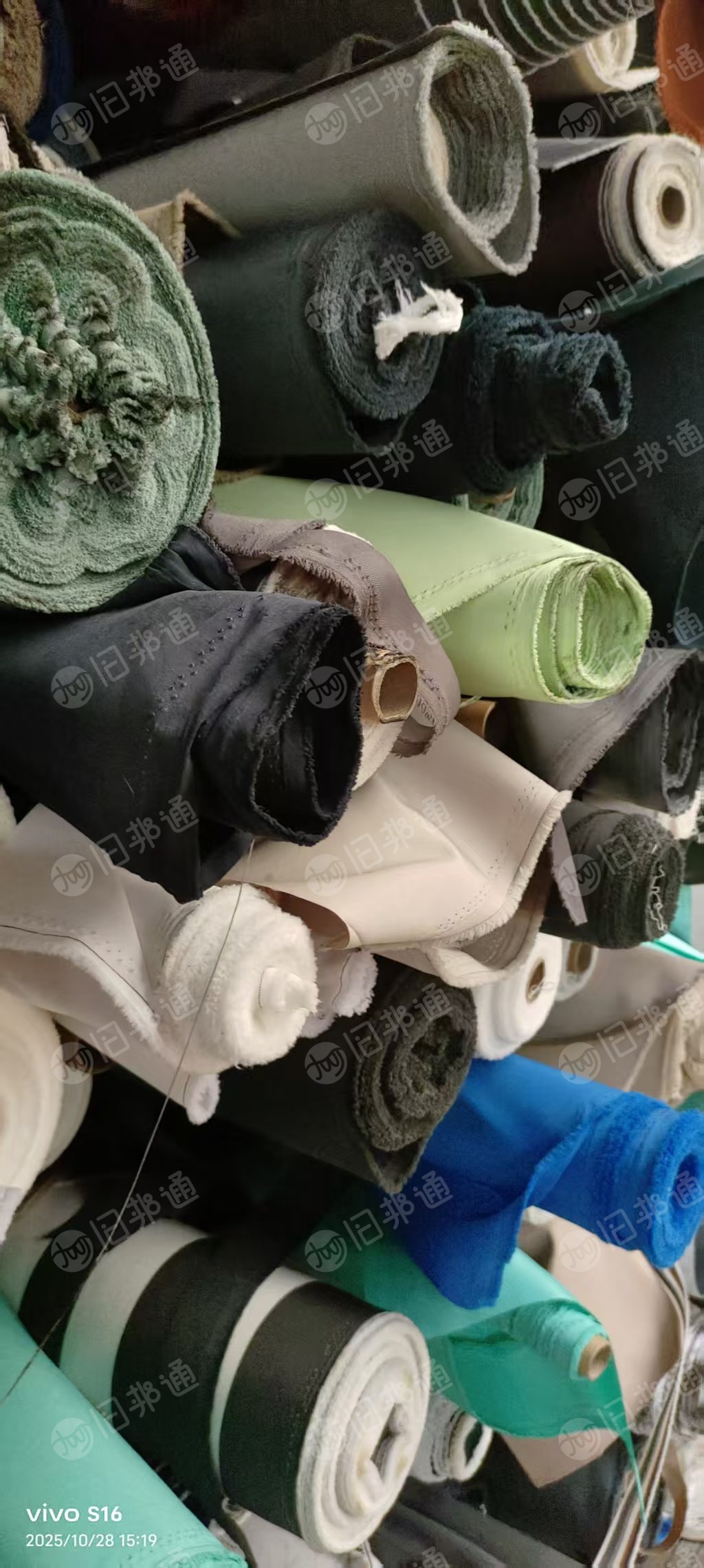 长期出售染厂下来的涤纶卷布，涤纶库存布，涤纶包覆纱做的，月供二三十吨