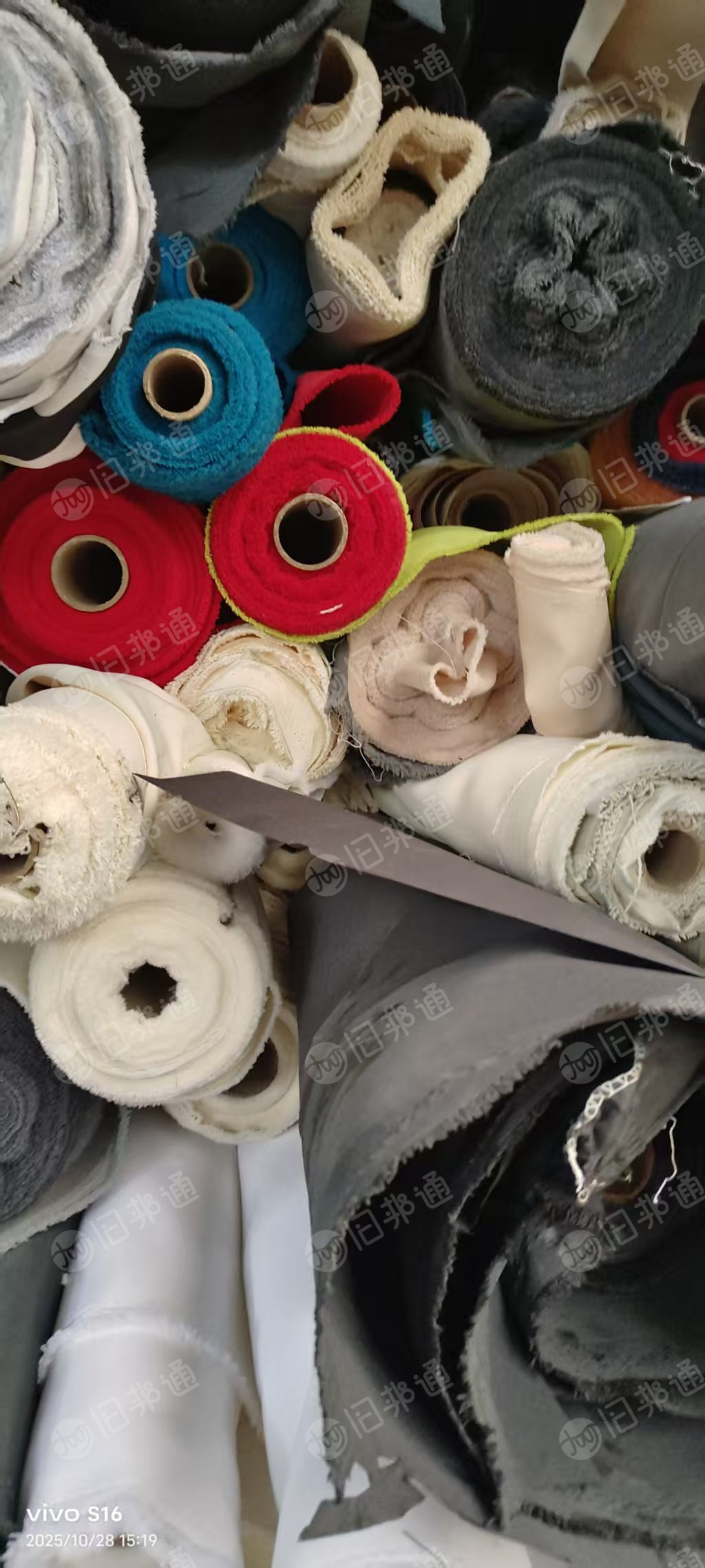 长期出售染厂下来的涤纶卷布，涤纶库存布，涤纶包覆纱做的，月供二三十吨