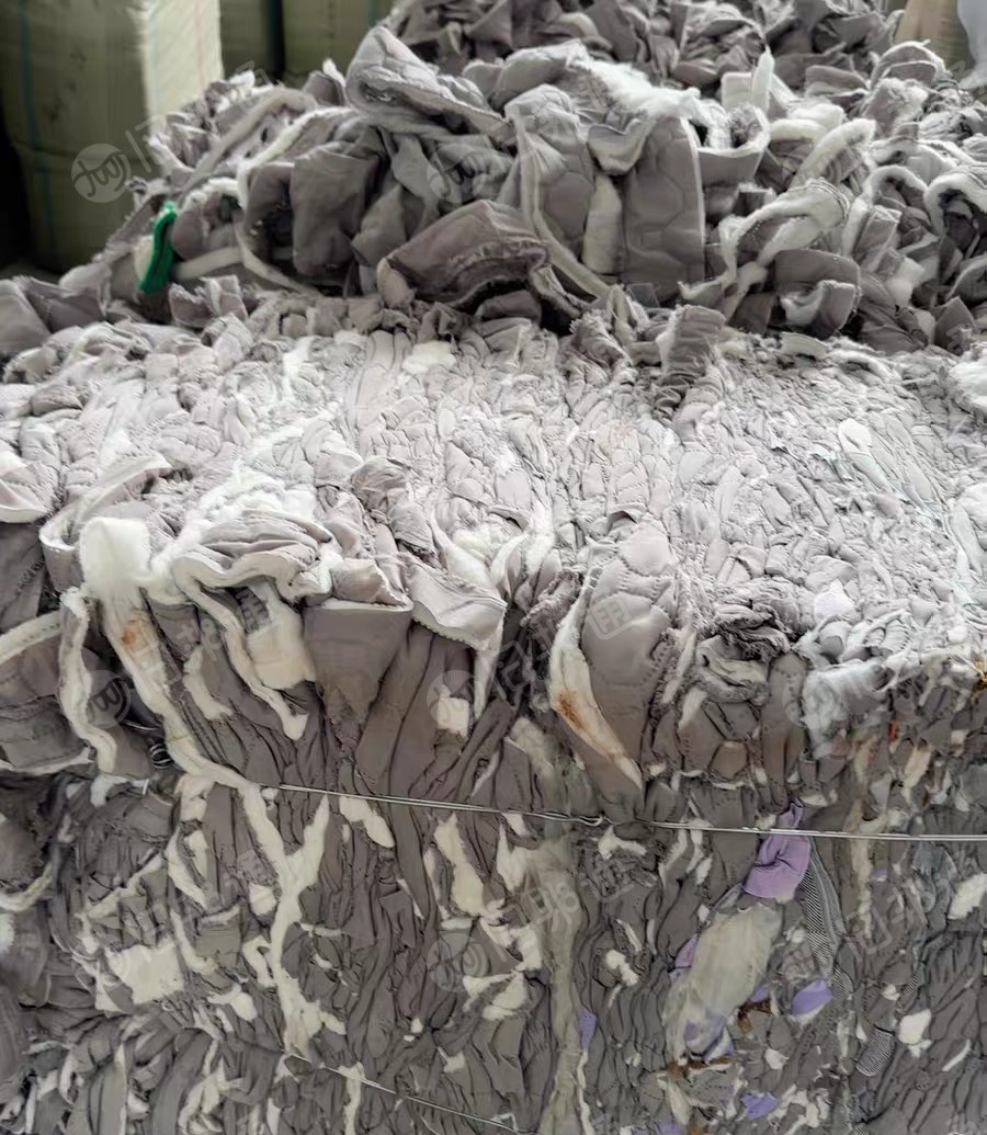 长期出售水暖毯厂下来的夹丝棉边料，绗棉边料，中心是针刺棉，有压包，现货有6.8米一车，货在河北廊坊