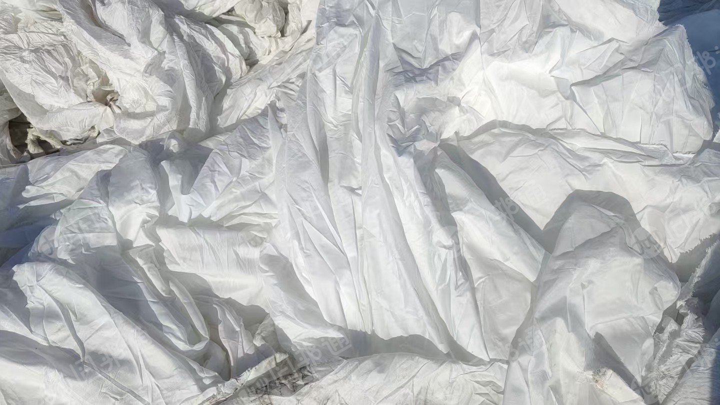 现货低价处理涤纶白布，染厂下来的，湿度在20左右，货在山东临沂