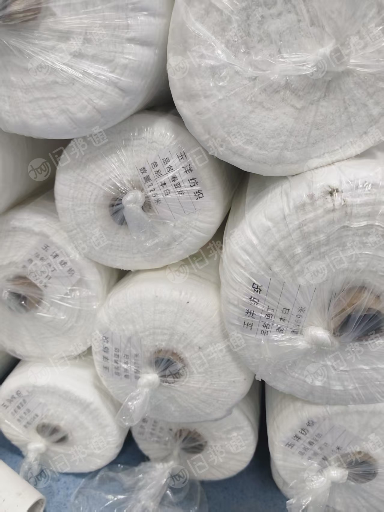 长期出售库存春亚纺色丁布,门幅1米77,克重不清楚,现货一吨多,货在河南周口