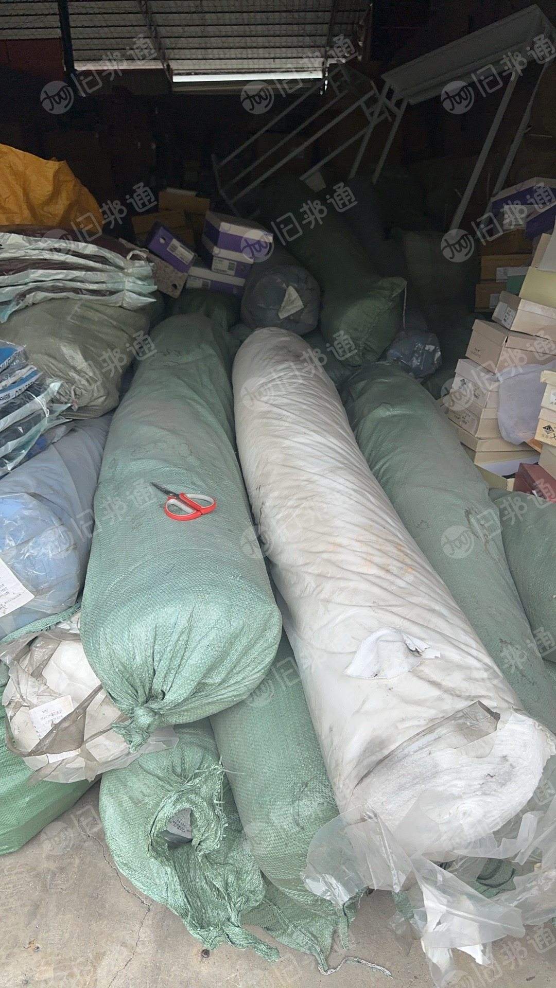 现货便宜处理一批马可波罗库存布，都是同一批号，有浅蓝米白两种颜色，货在广西崇左