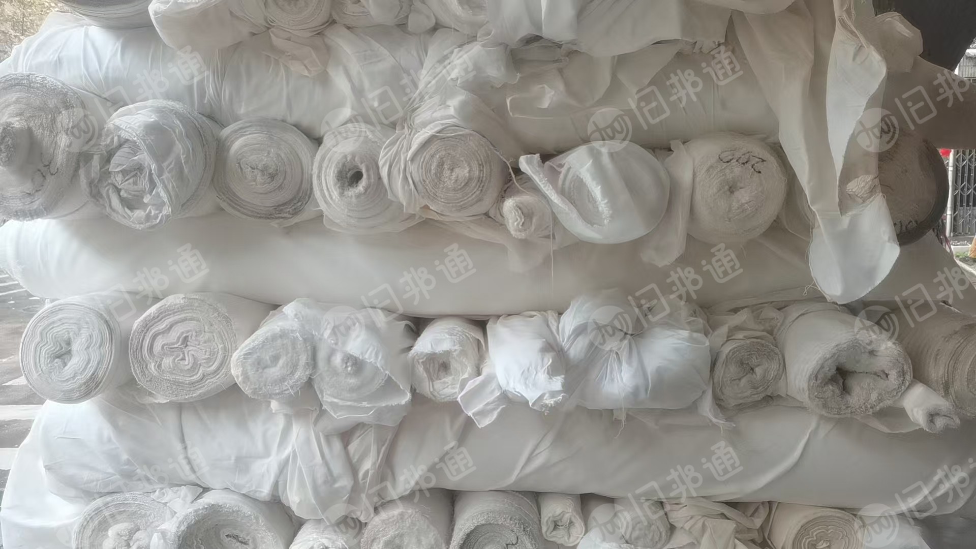 出售纺织厂下来的坯布，有天丝棉，涤棉，和纯棉的，门幅1.65，现货有6吨左右，货在浙江宁波