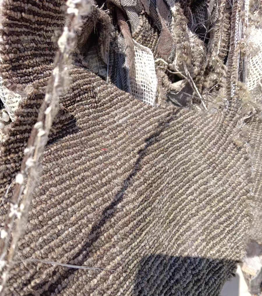 长期出售地毯边角料，丙纶地毯边料，地毯是PP材质，底部有带20%胶，含5%水分，现货有1500多吨