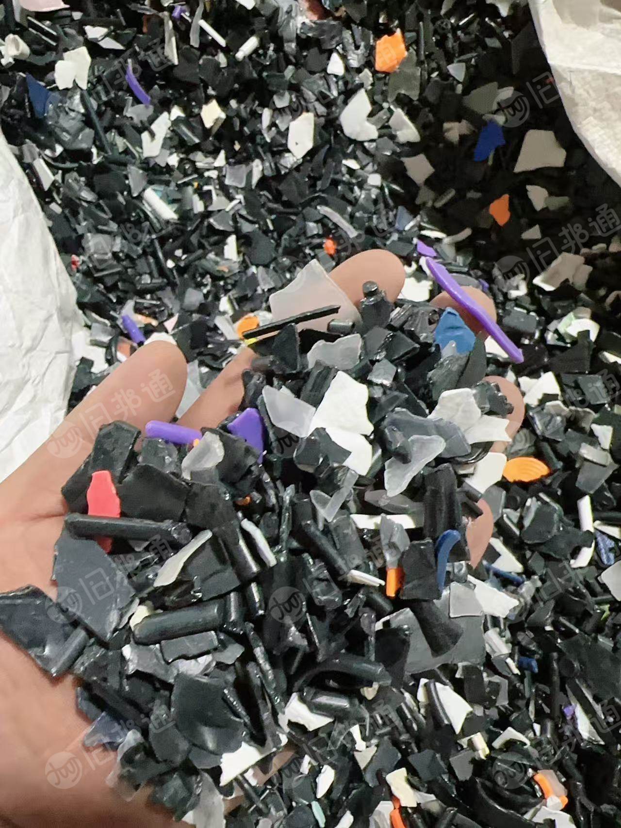 出售PC破碎料,水瓶和其他透明料混破的,冲击50几个。还有杂色,月供几百吨,不加纤