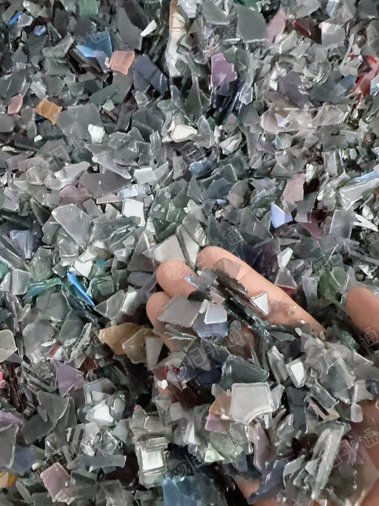 出售PC破碎料，水瓶和其他透明料混破的，冲击50几个。还有杂色，月供几百吨，不加纤