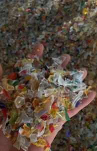 大量出售矿泉水瓶破碎料，PET破碎料，现货5车