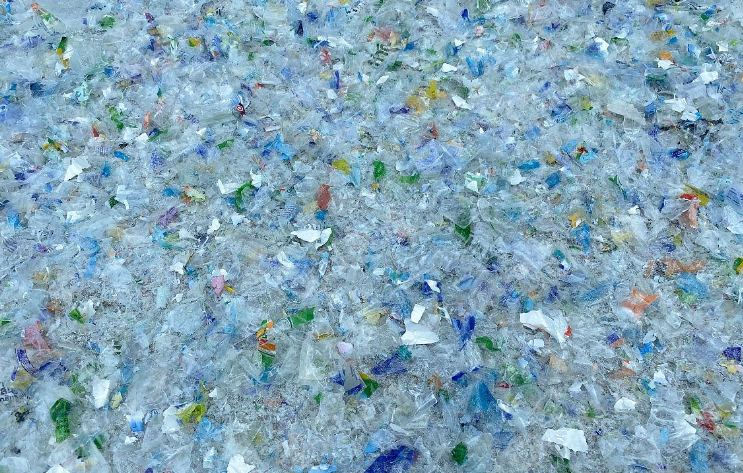 大量出售矿泉水瓶破碎料，PET破碎料，现货5车