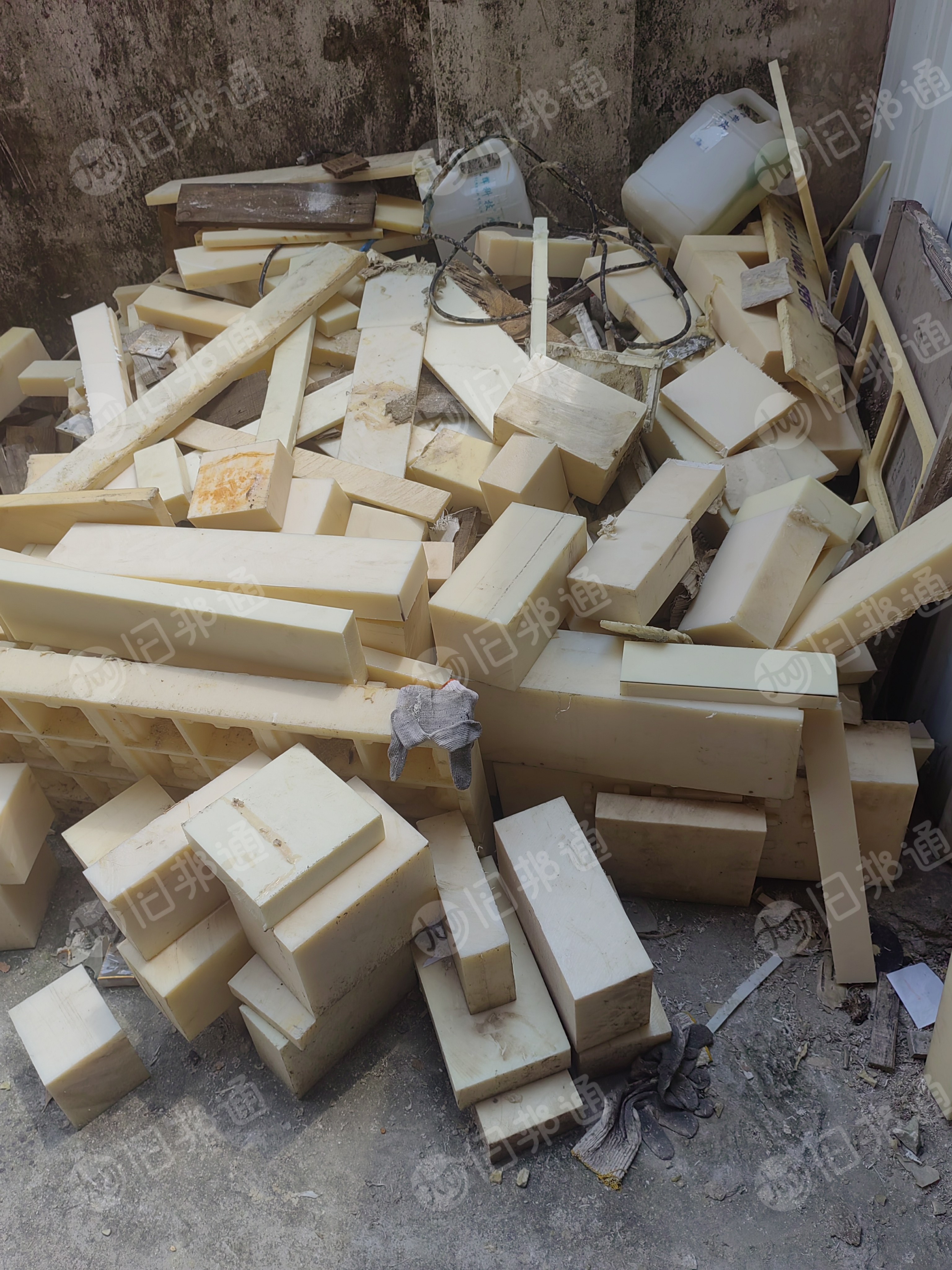 出售ABS粉碎料，米黄色的，纸托模具下来的，现货十几吨