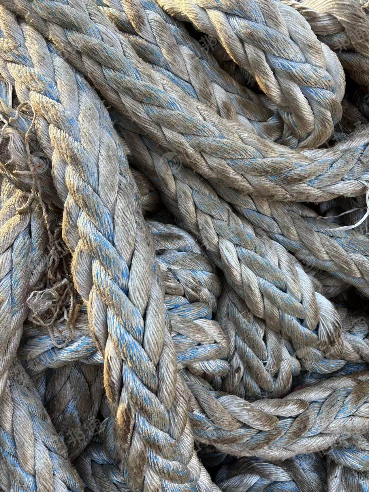 长期出售混纺麻绳，里边是纯麻，外边是化纤，是吉林产的，现货有13.5米一车，货在浙江舟山