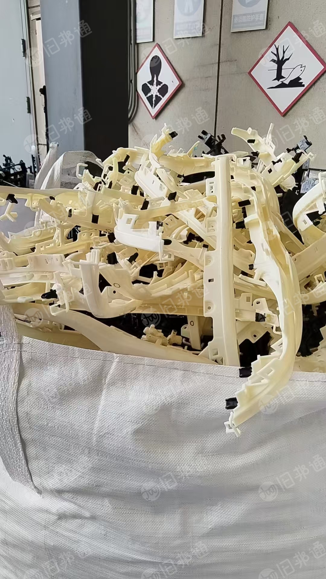 出售宝马内饰件废料，瑕疵品，从生产宝马内饰板下来的，月供50吨