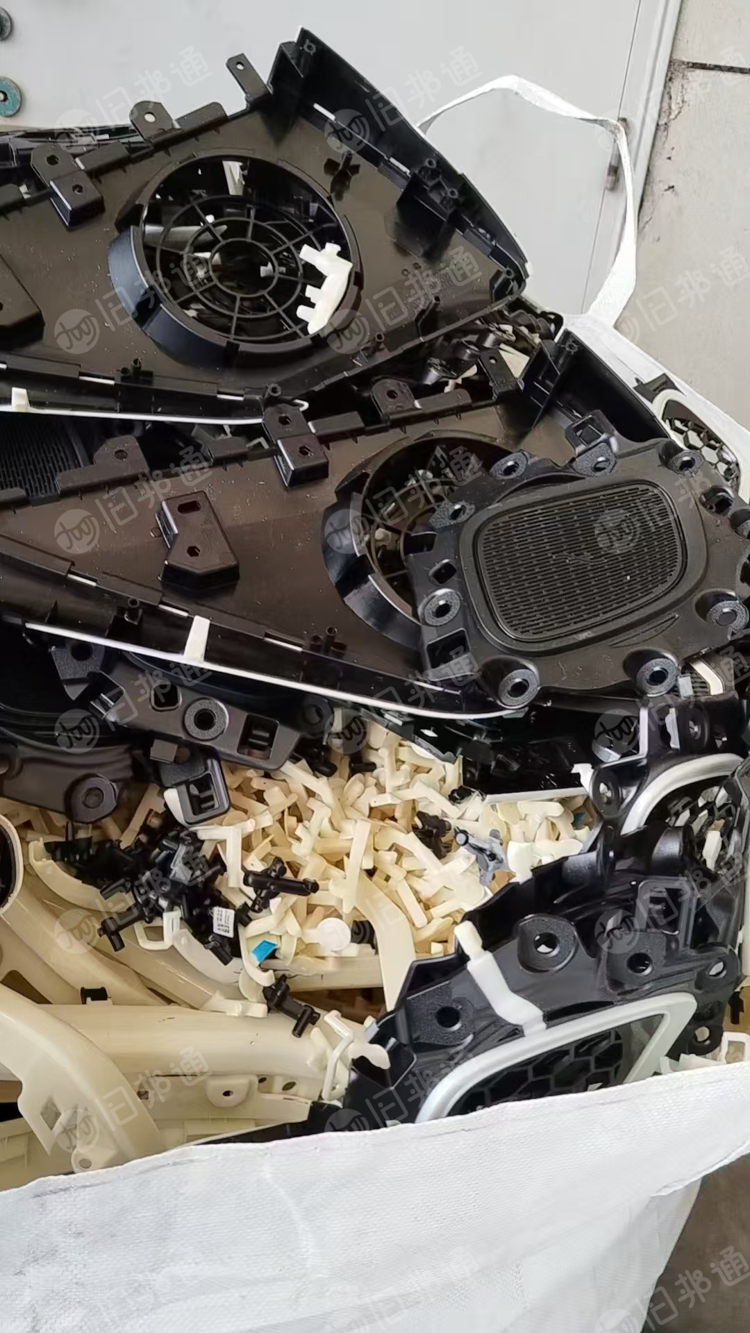 出售宝马内饰件废料，瑕疵品，从生产宝马内饰板下来的，月供50吨