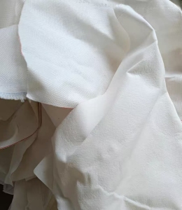 长期出售废布边角料，做挡门帘的边角料，基本是白色，涤纶材质，有带胶，货在江西吉安