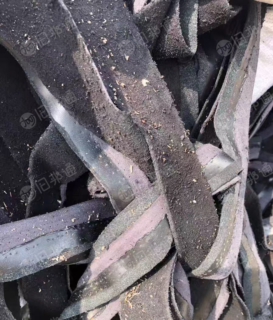 出售雪地靴边角料，烧的时候冒黑烟，有部分可以拉丝，现货有五六吨。货在浙江嘉兴
