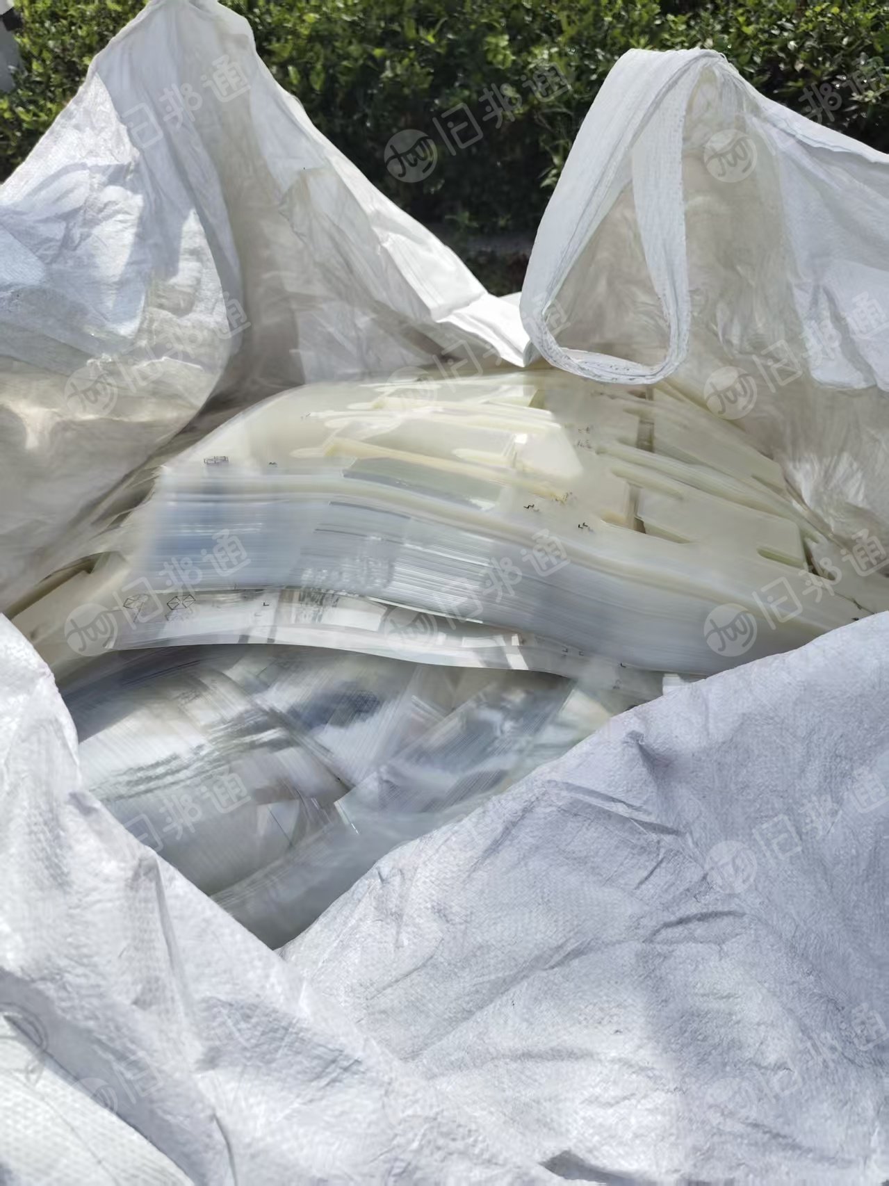 出售pet复合无纺布，2+1的复合料，带胶，现货100吨