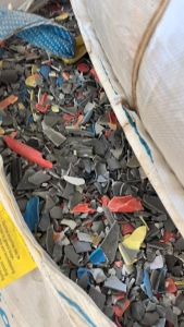 出售各种硬质PVC破碎料，墙板现货够车，大小管破碎料，灰管破碎料等