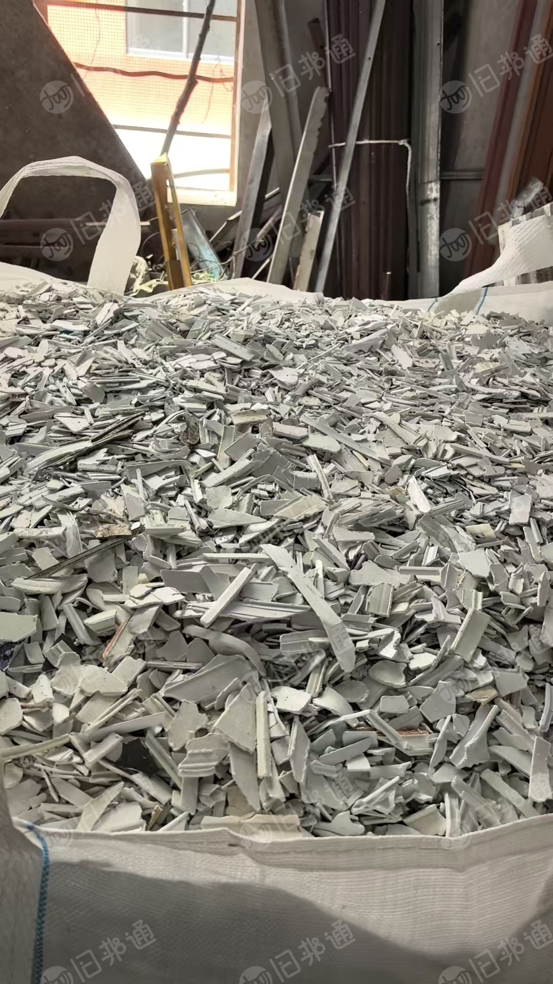 出售各种硬质PVC破碎料，墙板现货够车，大小管破碎料，灰管破碎料等