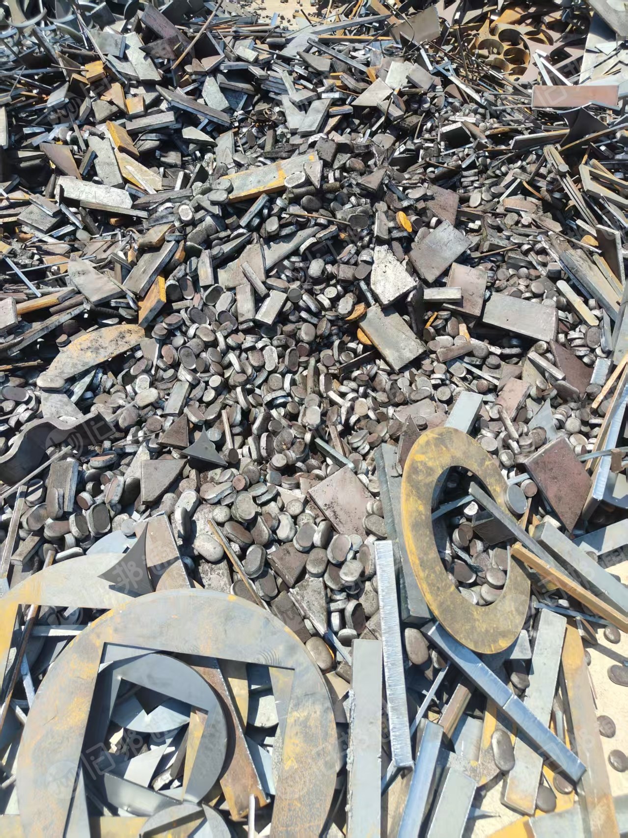 出售废钢，钢板料，冲豆，大量现货