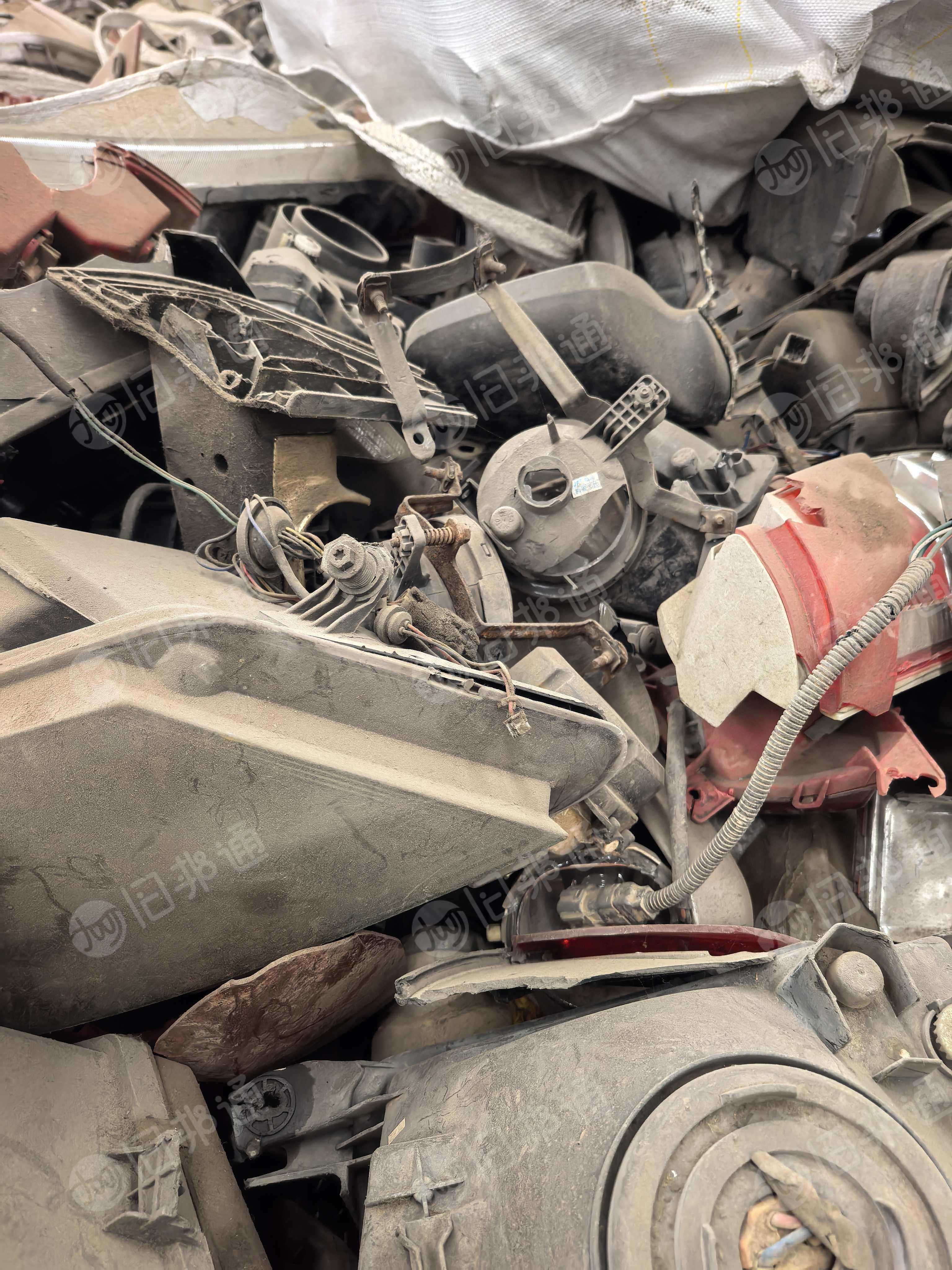 大量出售汽车大灯，现货几车