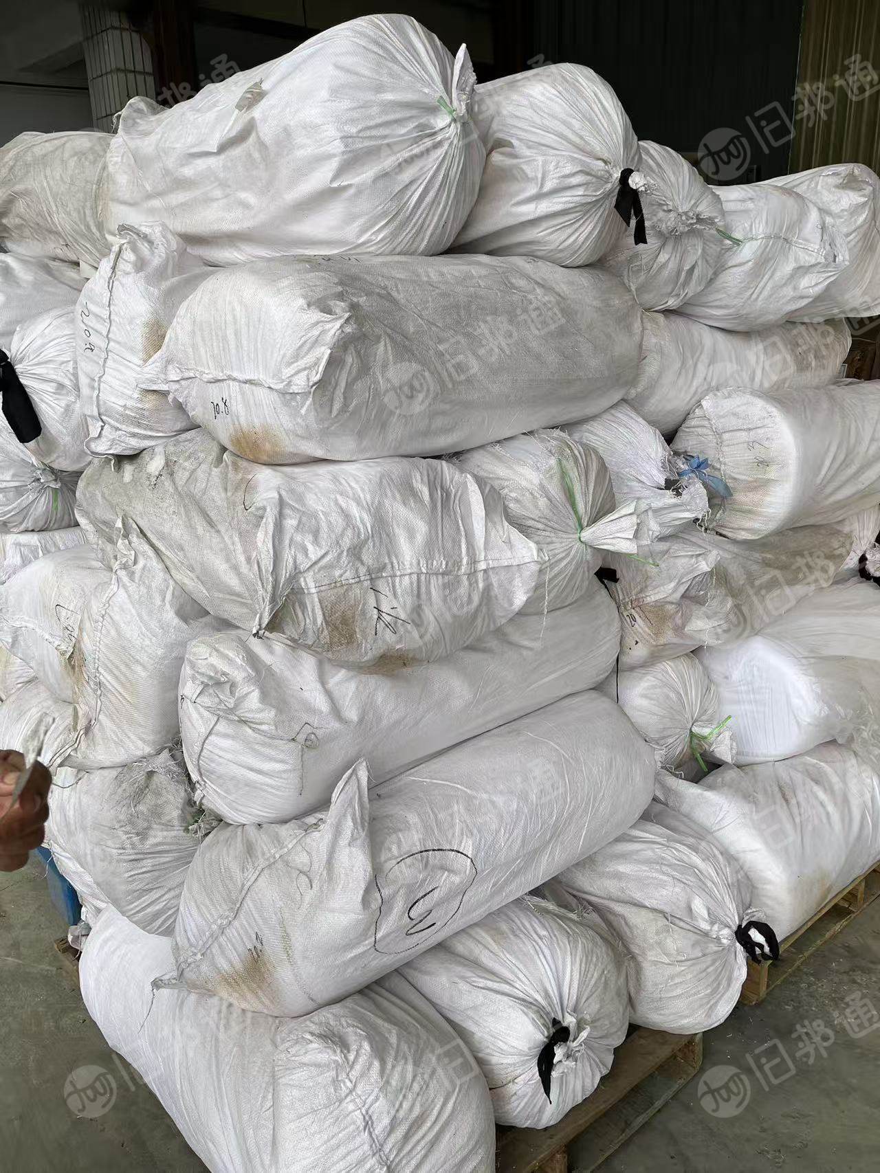 出售库存针织涤纶布，库存布，服装布，白色，现货只有1.68吨，货在河南商丘