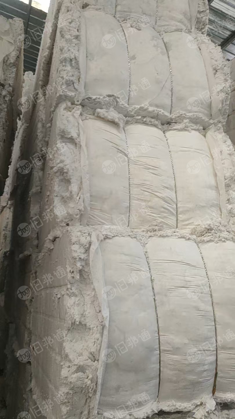 长期大量出售白色涤纶毛毛料，涤纶磨毛料，含水30%以内，月供一百多吨，货在江苏宿迁