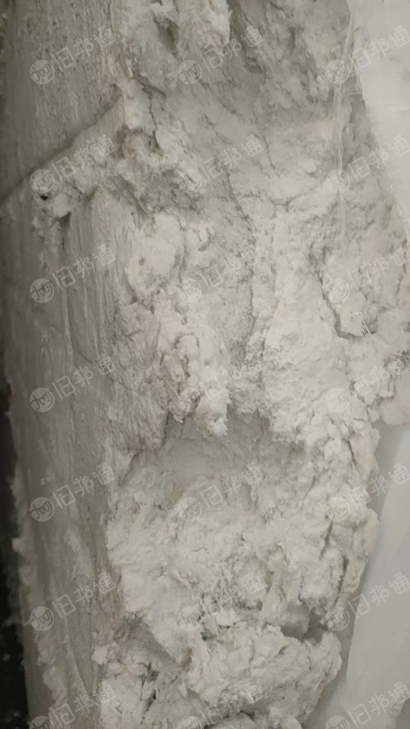 长期大量出售白色涤纶毛毛料，涤纶磨毛料，含水30%以内，月供一百多吨，货在江苏宿迁