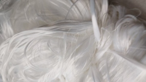 长期出售白色涤纶废丝，涤纶长丝，现货有8吨，货在江苏常州