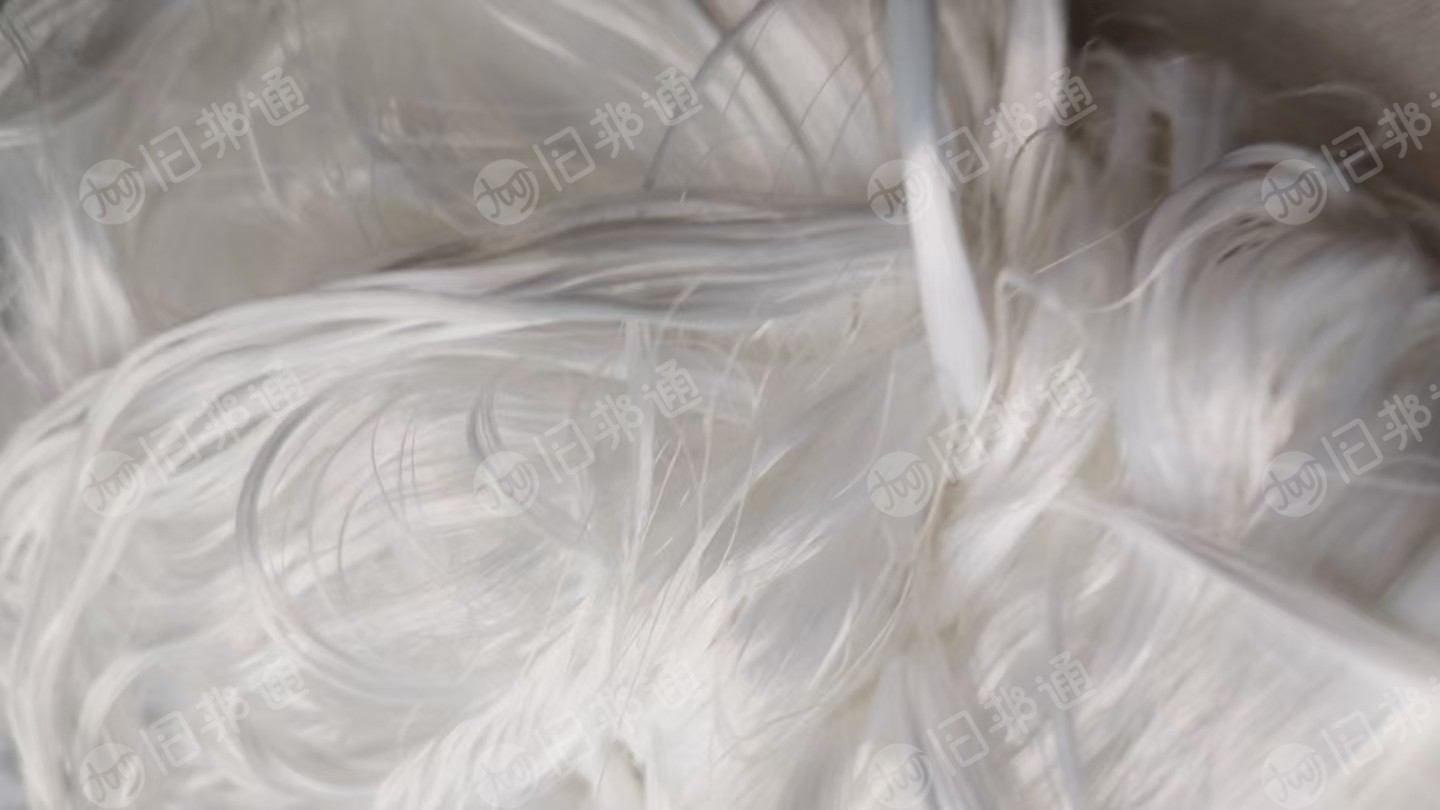 长期出售白色涤纶废丝，涤纶长丝，现货有8吨，货在江苏常州