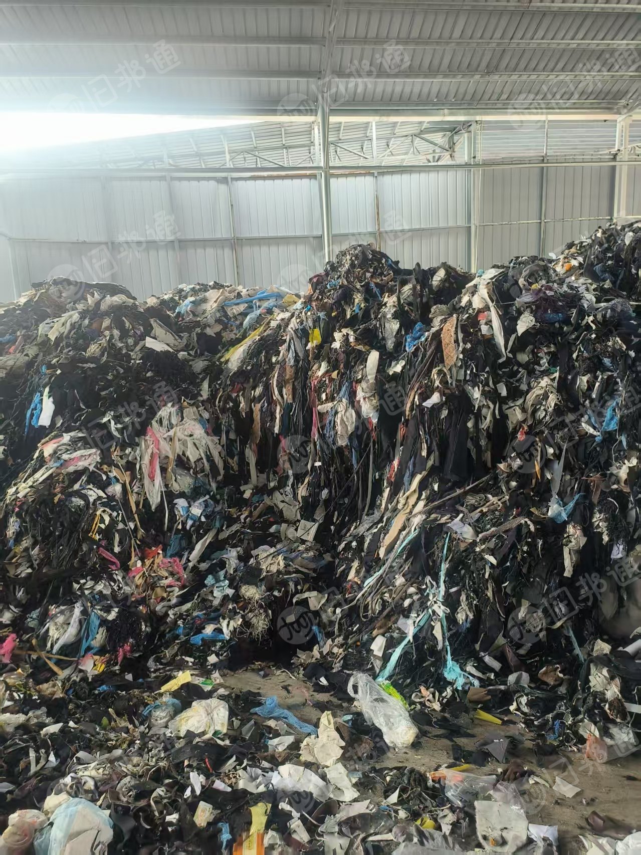 长期出售碎布黑料，服装厂下来的，每个月2500多吨，货在湖南株洲