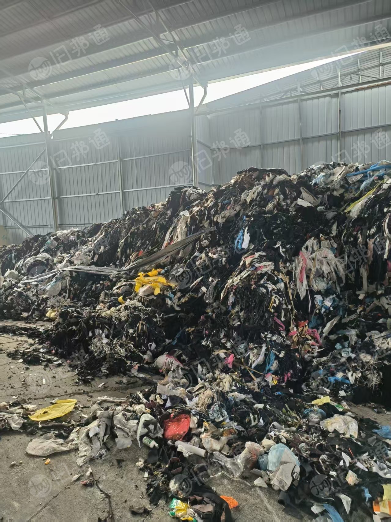 长期出售碎布黑料，服装厂下来的，每个月2500多吨，货在湖南株洲