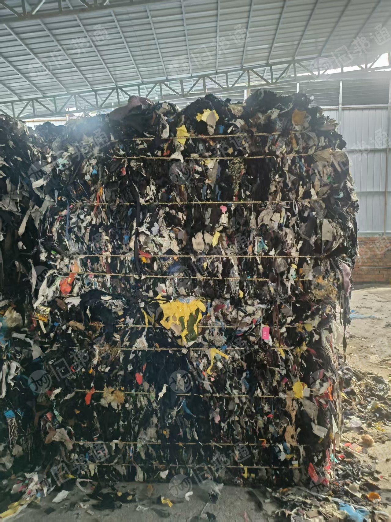 长期出售碎布黑料，服装厂下来的，每个月2500多吨，货在湖南株洲