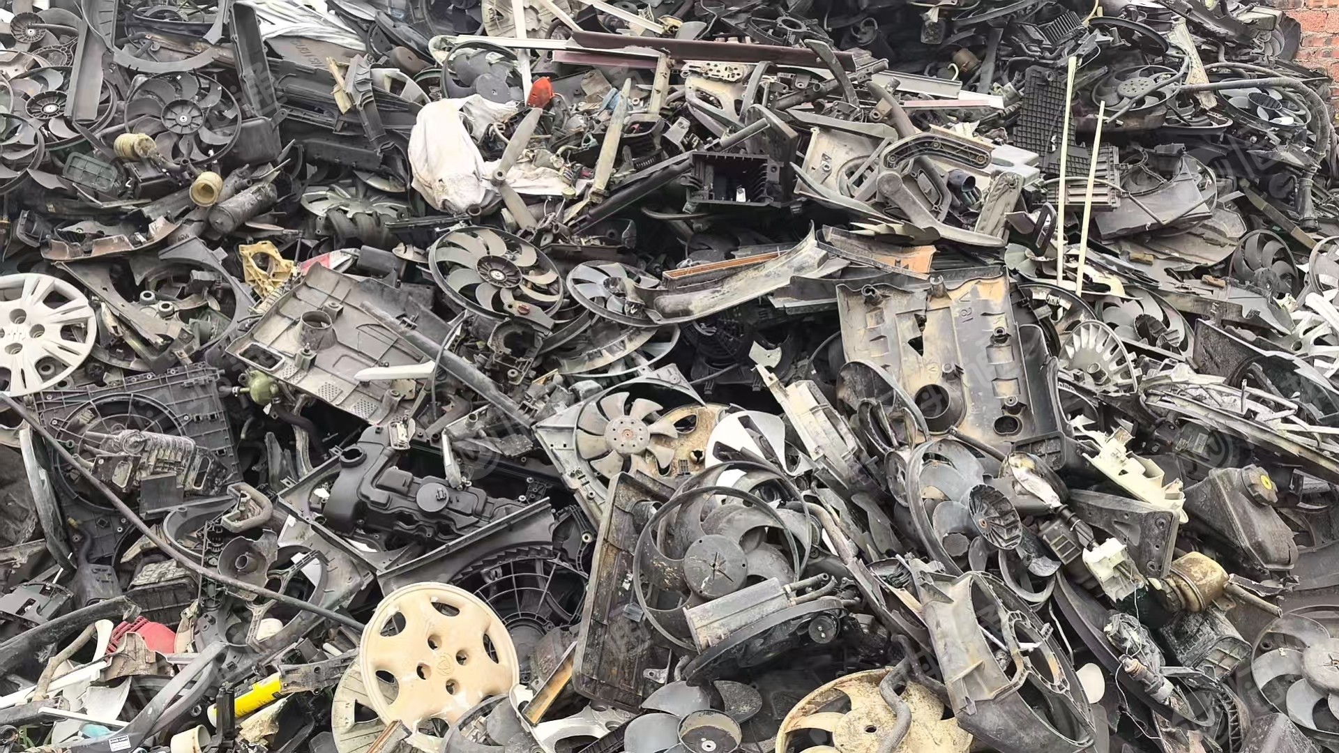 出售汽车厂下来的各种尼龙废料，尼龙水箱，尼龙进气管等