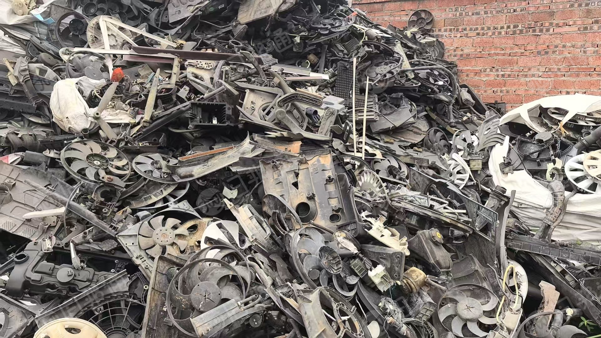 出售汽车厂下来的各种尼龙废料，尼龙水箱，尼龙进气管等