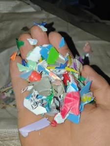 出售花乙破碎料，水洗甩干的，漂料，现货8吨