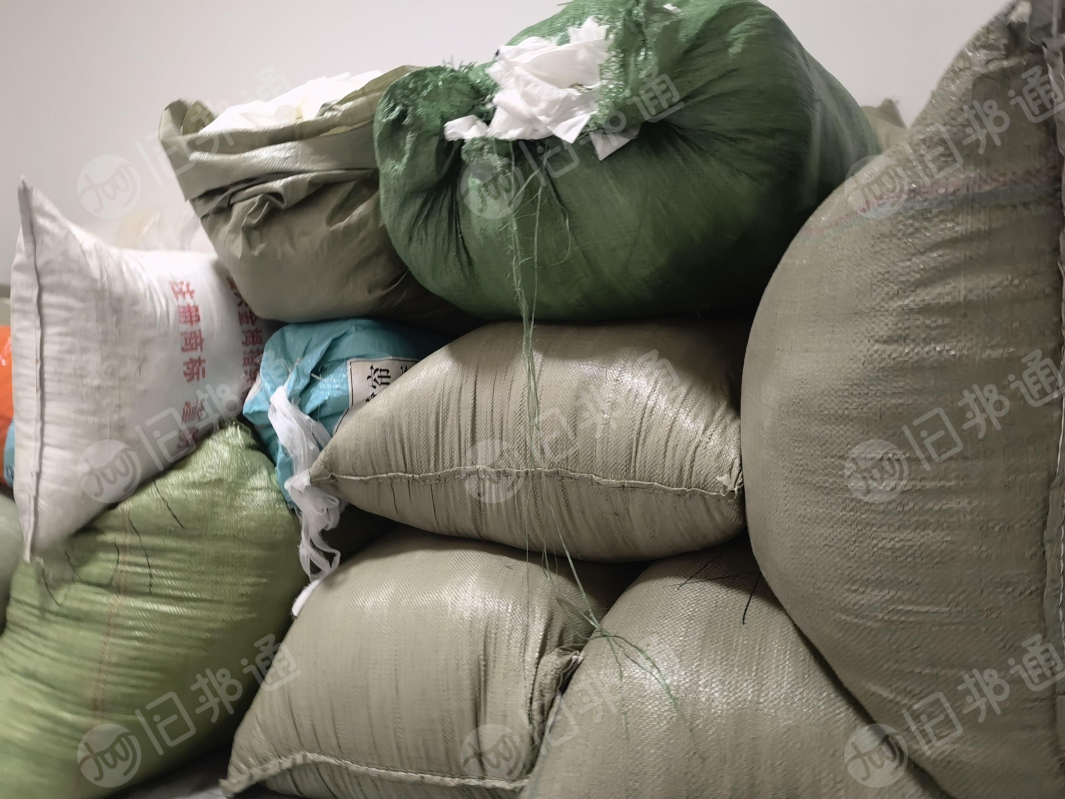 长期出售涤纶白纱，涤纶窗帘布，涤纶废布，窗帘布，每个月50吨，可以开花造粒用，欢迎来电